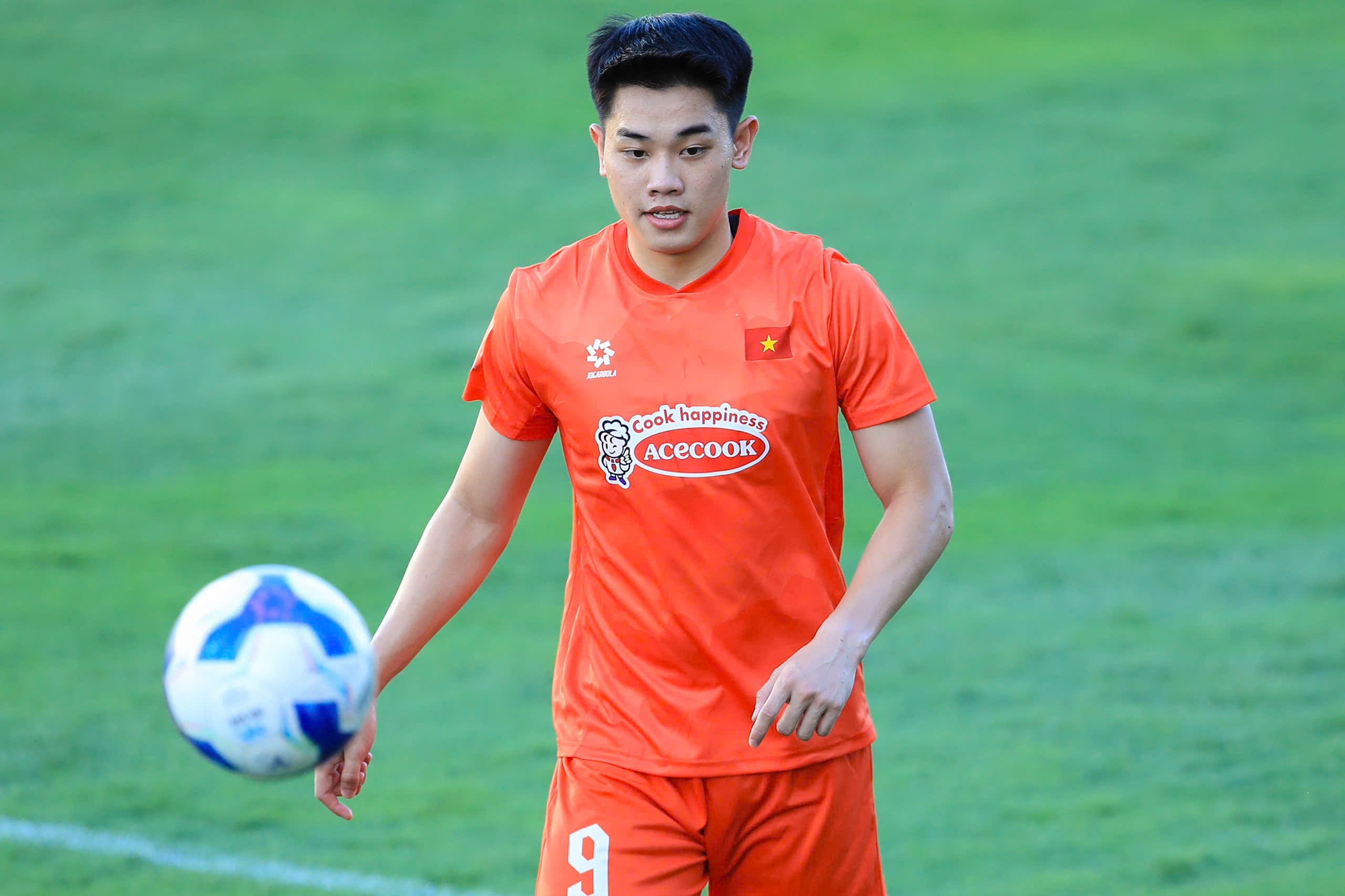 Tuyển Việt Nam tập giữa "chảo lửa" chuẩn bị cho ASEAN Cup: Đ&igrave;nh Bắc, L&acirc;m T&acirc;y, Trung Ki&ecirc;n mướt mồ h&ocirc;i visual vẫn s&aacute;ng bừng!  - Ảnh 8.