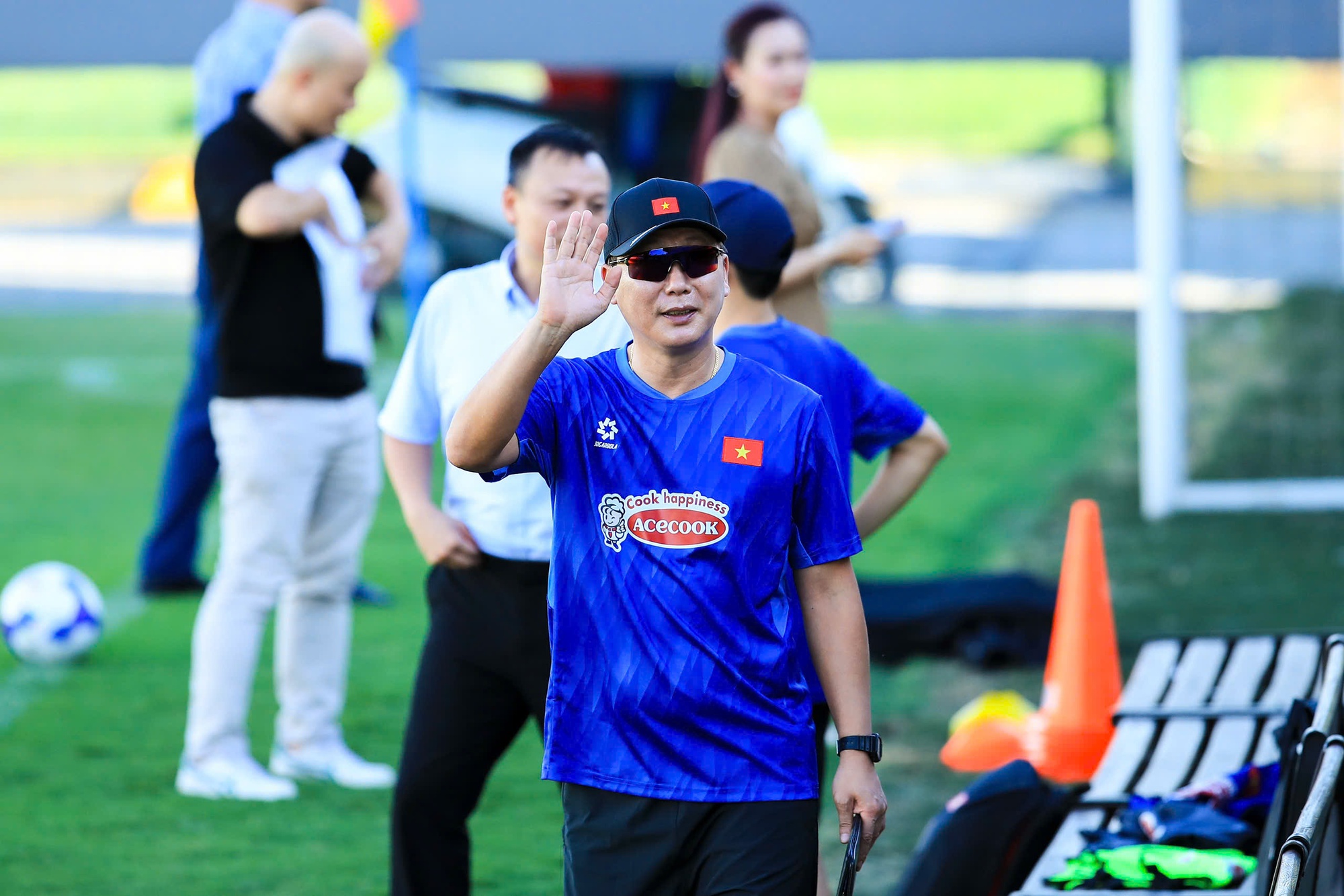 Tuyển Việt Nam tập giữa "chảo lửa" chuẩn bị cho ASEAN Cup: Đ&igrave;nh Bắc, L&acirc;m T&acirc;y, Trung Ki&ecirc;n mướt mồ h&ocirc;i visual vẫn s&aacute;ng bừng!  - Ảnh 19.