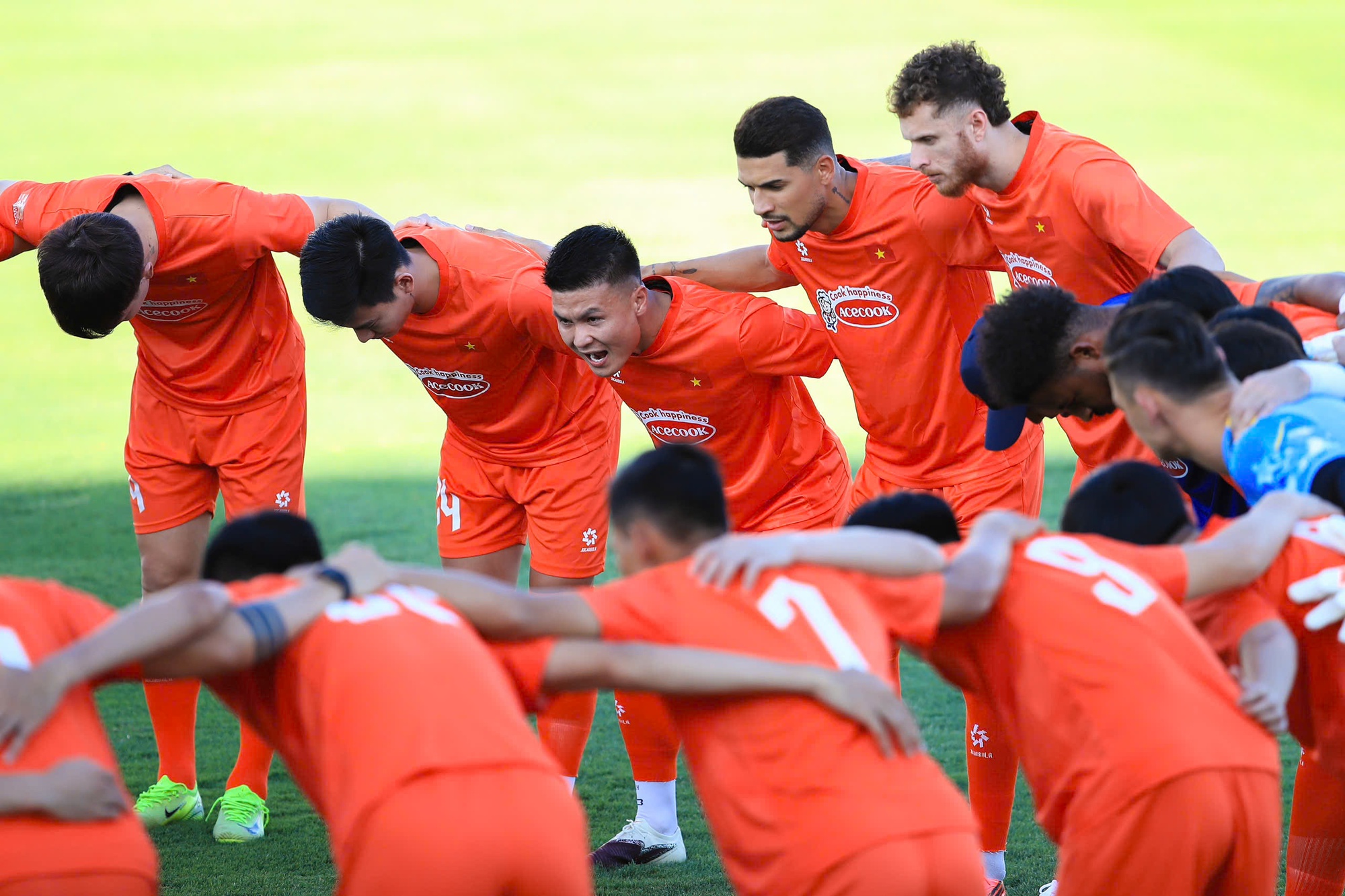 Tuyển Việt Nam tập giữa "chảo lửa" chuẩn bị cho ASEAN Cup: Đ&igrave;nh Bắc, L&acirc;m T&acirc;y, Trung Ki&ecirc;n mướt mồ h&ocirc;i visual vẫn s&aacute;ng bừng!  - Ảnh 2.