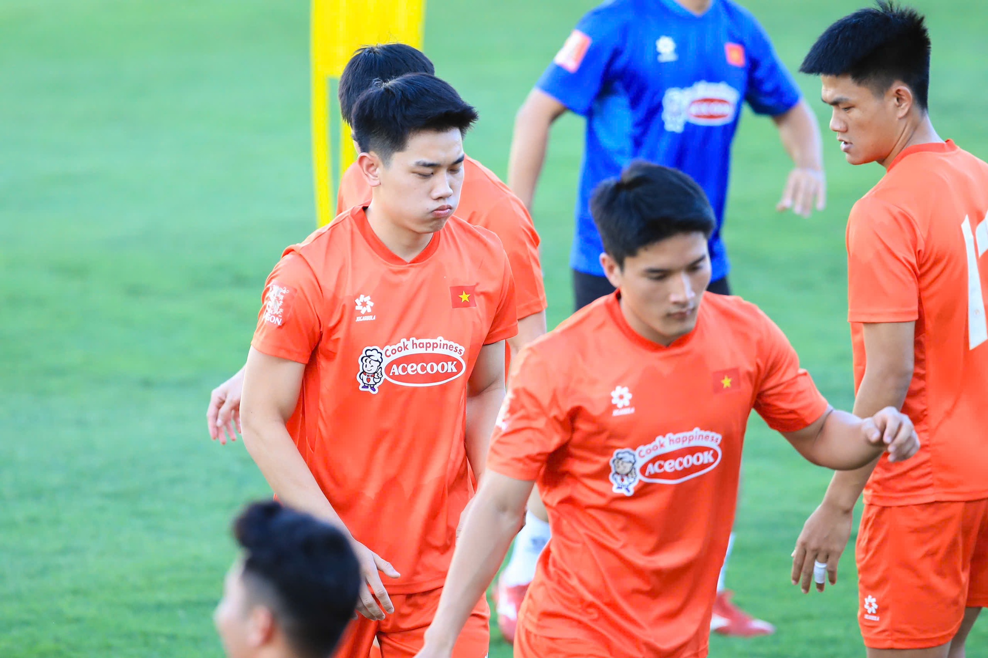 Tuyển Việt Nam tập giữa "chảo lửa" chuẩn bị cho ASEAN Cup: Đ&igrave;nh Bắc, L&acirc;m T&acirc;y, Trung Ki&ecirc;n mướt mồ h&ocirc;i visual vẫn s&aacute;ng bừng!  - Ảnh 9.