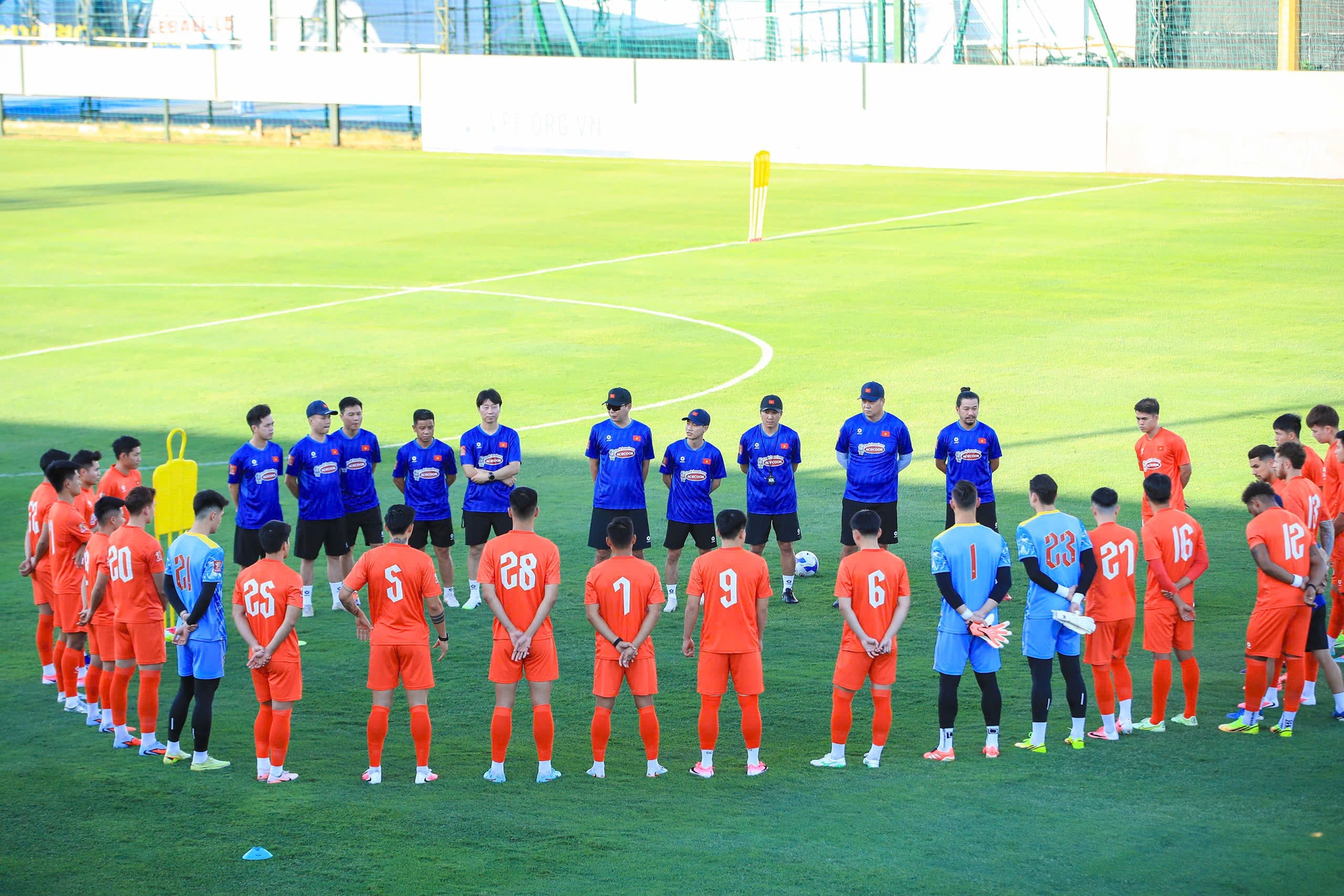 Tuyển Việt Nam tập giữa "chảo lửa" chuẩn bị cho ASEAN Cup: Đ&igrave;nh Bắc, L&acirc;m T&acirc;y, Trung Ki&ecirc;n mướt mồ h&ocirc;i visual vẫn s&aacute;ng bừng!  - Ảnh 1.