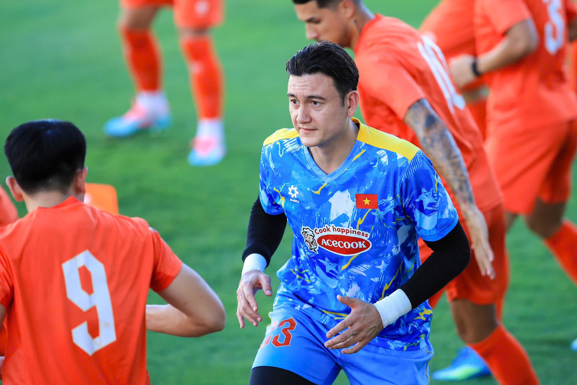 Tuyển Việt Nam tập giữa "chảo lửa" chuẩn bị cho ASEAN Cup: Đ&igrave;nh Bắc, L&acirc;m T&acirc;y, Trung Ki&ecirc;n mướt mồ h&ocirc;i visual vẫn s&aacute;ng bừng!  - Ảnh 6.