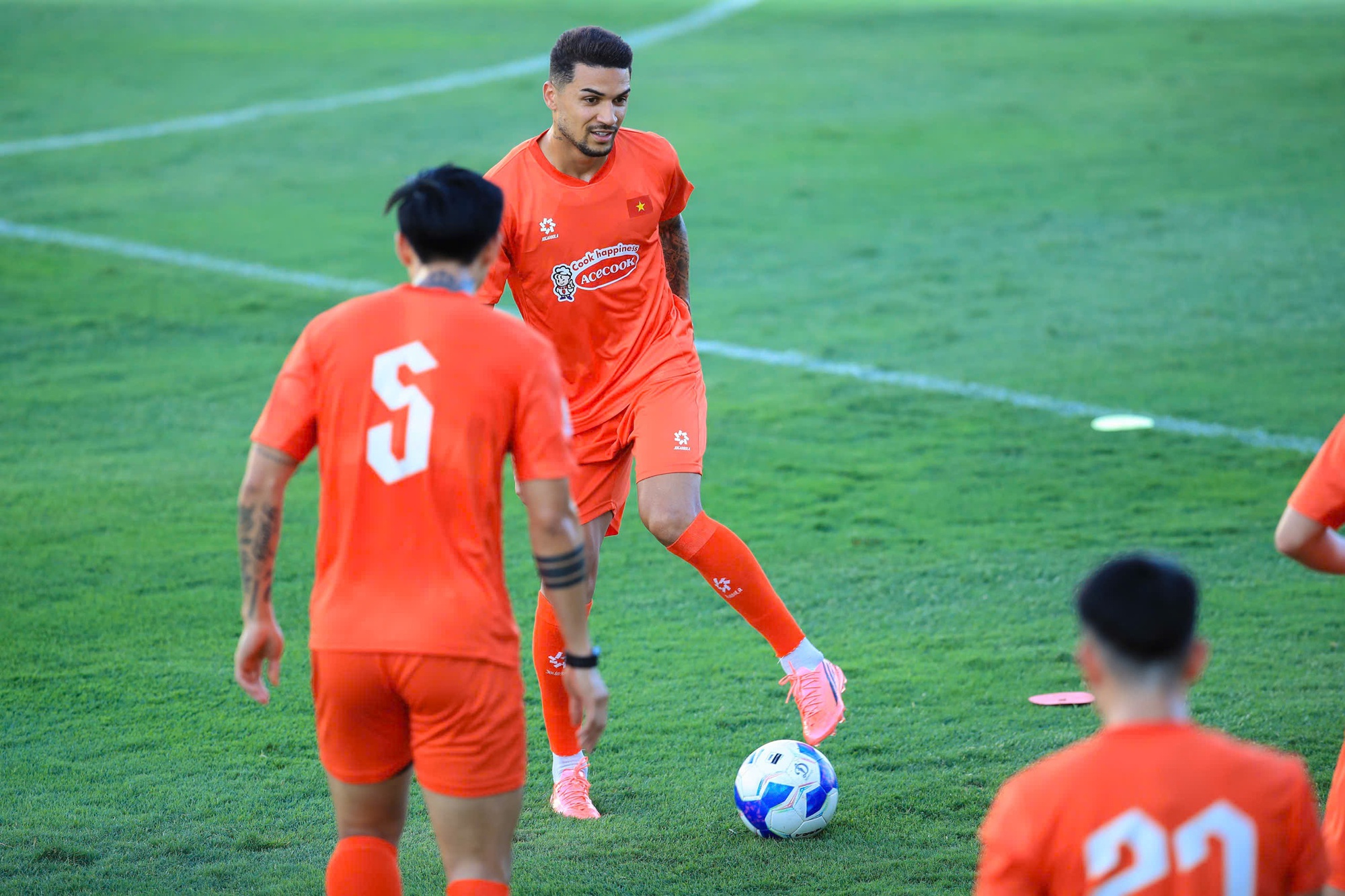 Tuyển Việt Nam tập giữa "chảo lửa" chuẩn bị cho ASEAN Cup: Đ&igrave;nh Bắc, L&acirc;m T&acirc;y, Trung Ki&ecirc;n mướt mồ h&ocirc;i visual vẫn s&aacute;ng bừng!  - Ảnh 14.