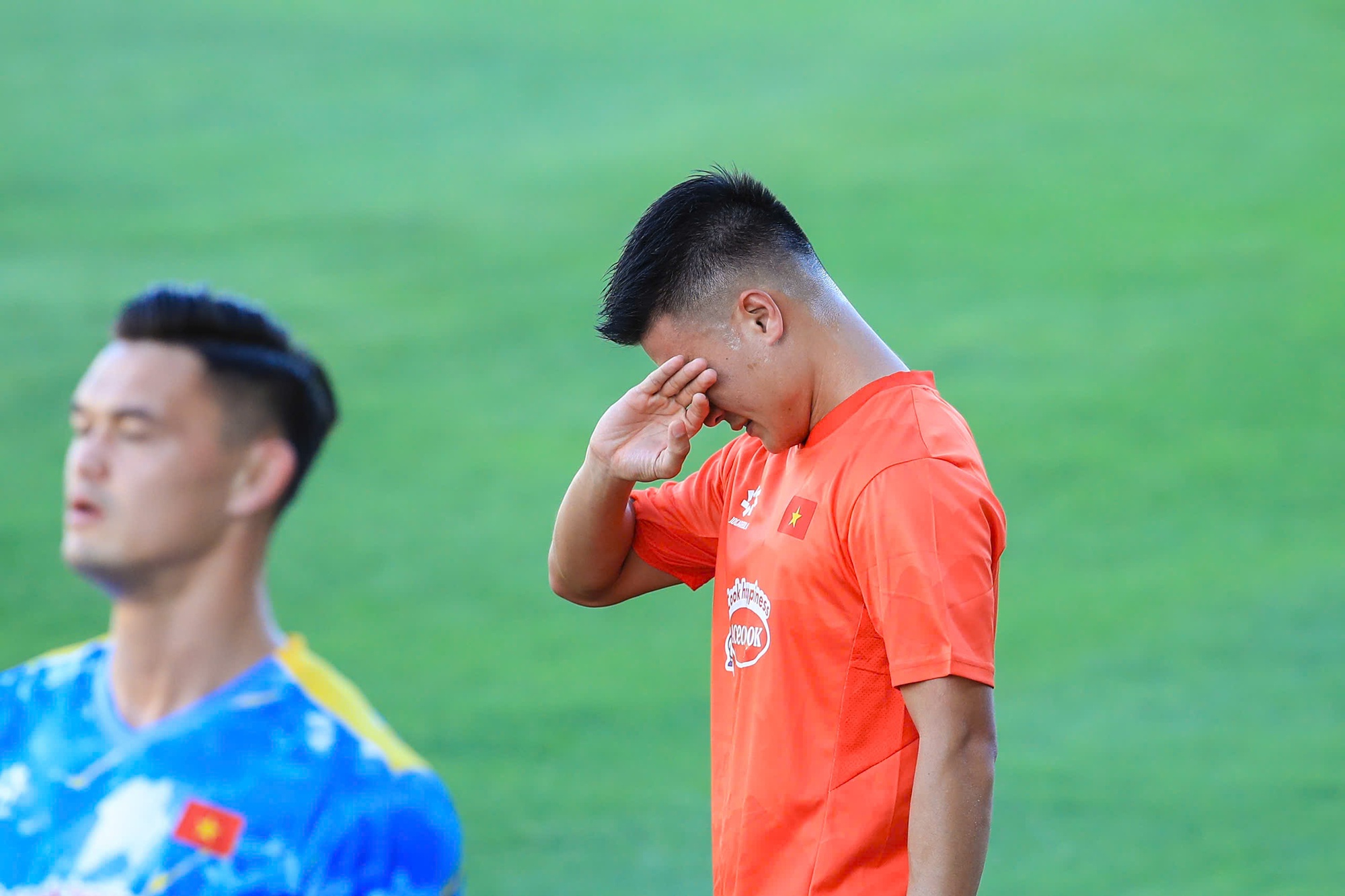 Tuyển Việt Nam tập giữa "chảo lửa" chuẩn bị cho ASEAN Cup: Đ&igrave;nh Bắc, L&acirc;m T&acirc;y, Trung Ki&ecirc;n mướt mồ h&ocirc;i visual vẫn s&aacute;ng bừng!  - Ảnh 10.