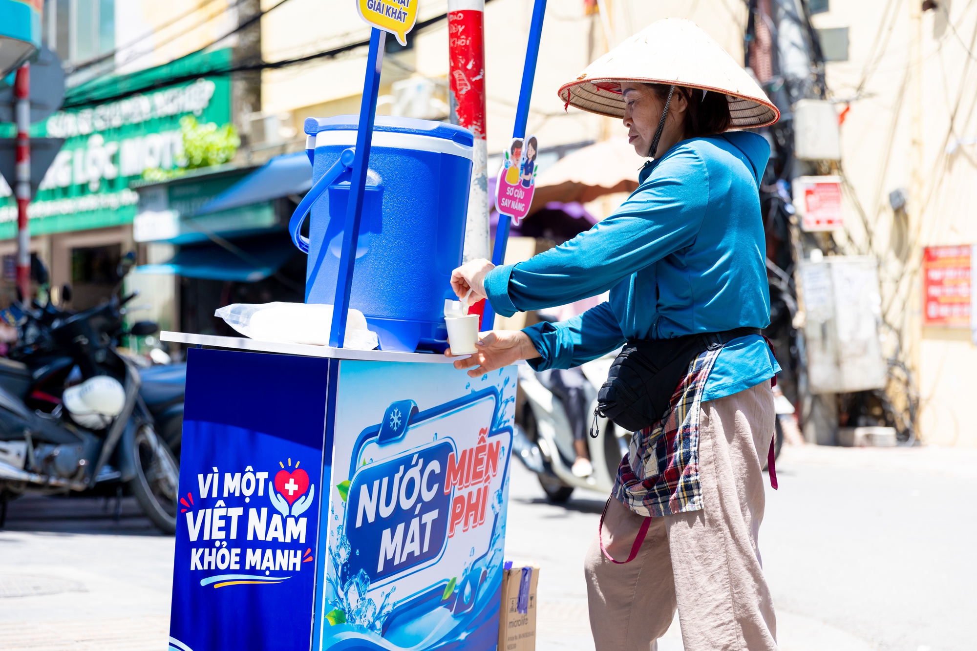 Nhà thuốc Long Châu mở hơn 1.000 trạm giải nhiệt, tiếp sức cộng đồng trong mùa nóng - Ảnh 6.