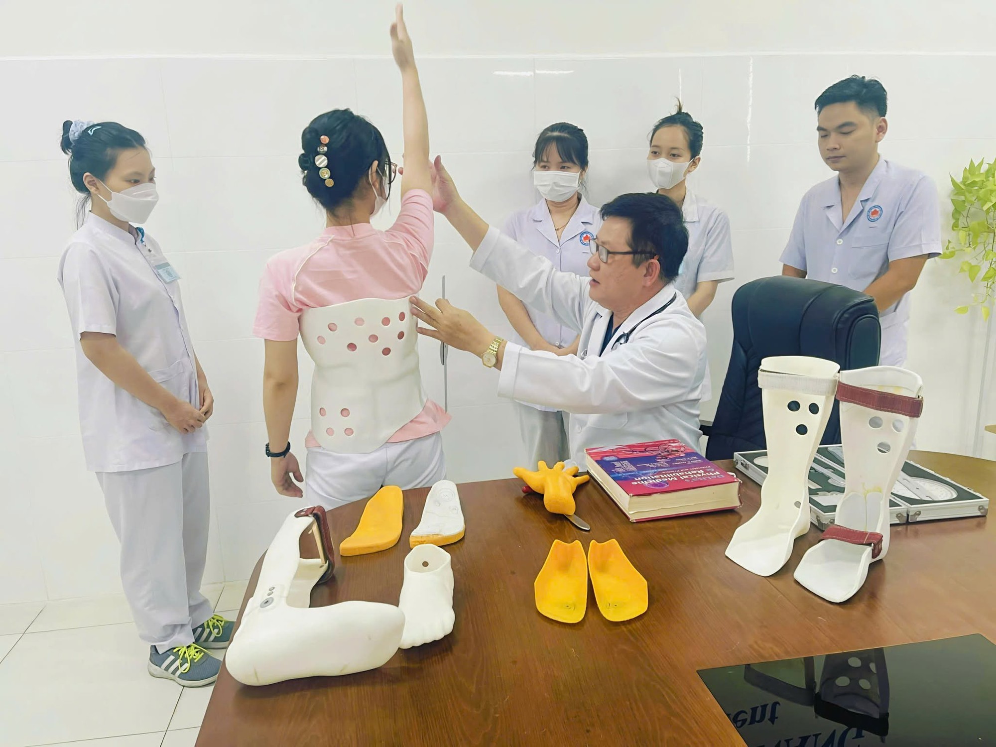 Trẻ đau cổ vai gáy vì điện thoại, máy tính bảng - Ảnh 1.