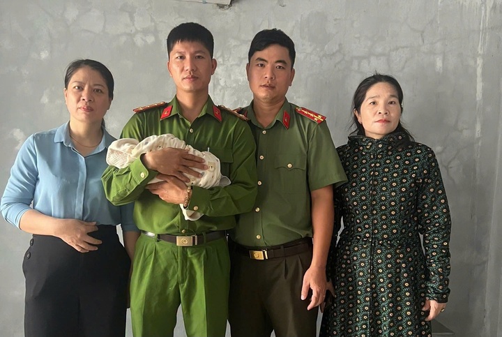 B&eacute; trai 3 ng&agrave;y tuổi bị bỏ rơi ở ch&ugrave;a cổ Quảng Trị c&ugrave;ng bức thư của người mẹ - Ảnh 1.