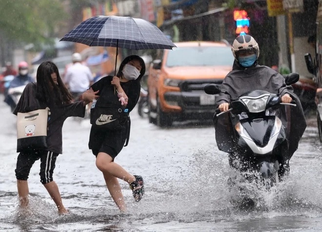Thời tiết miền Bắc 2026 c&oacute; mưa d&ocirc;ng đột ngột sau đợt nắng n&oacute;ng k&eacute;o d&agrave;i - Ảnh 1.
