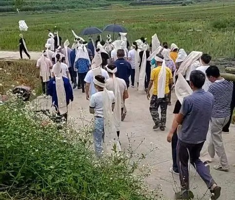 Ra mộ gọi tên chồng lần cuối, người vợ chết lặng khi nghe tiếng đáp lại từ dưới lòng đất - Ảnh 1.