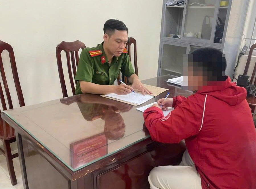 Triệu tập nữ shipper h&agrave;nh hung, nắm t&oacute;c k&eacute;o l&ecirc; nữ kh&aacute;ch h&agrave;ng trẻ - Ảnh 1.