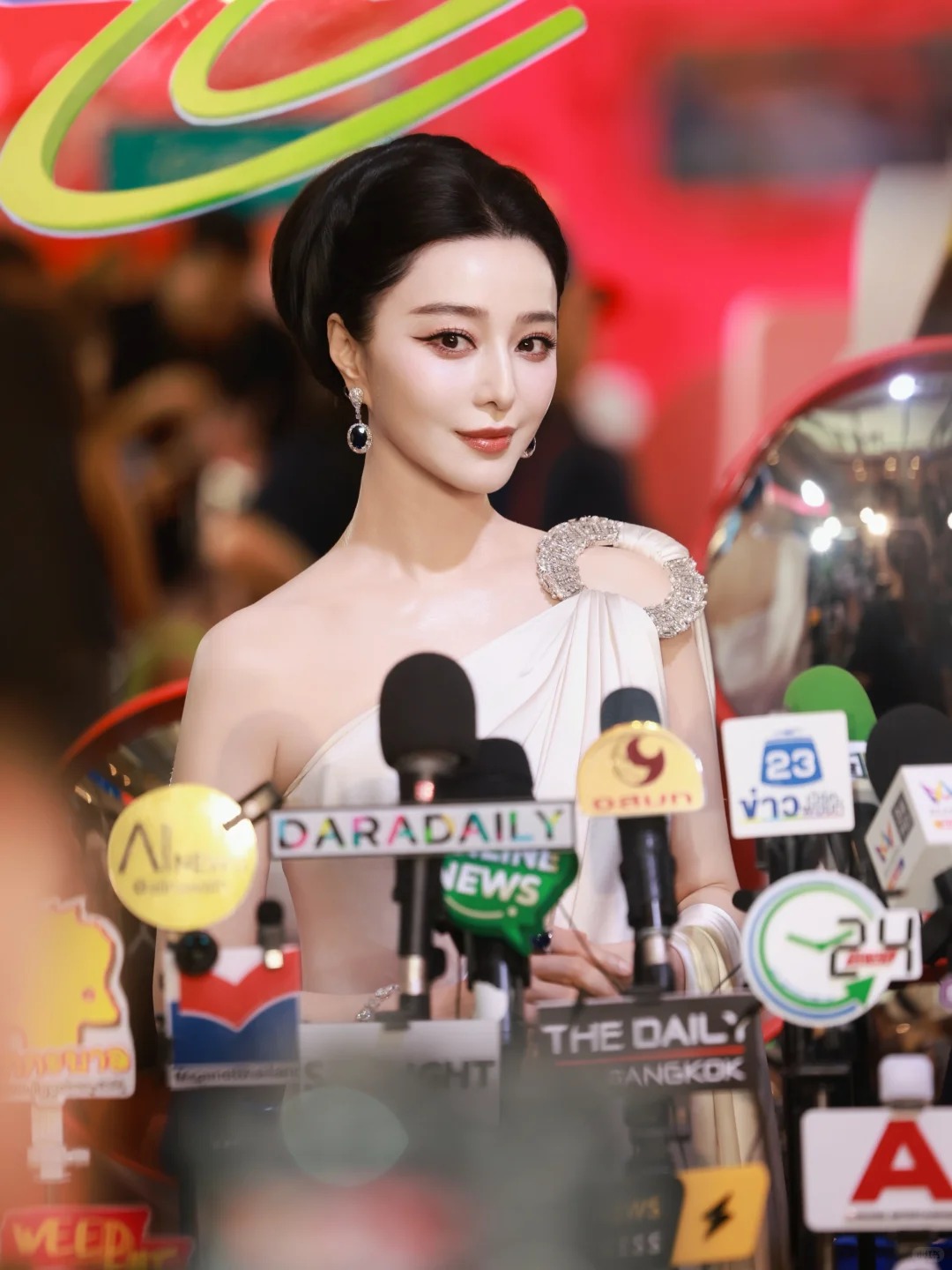 Phạm Băng Băng sang Th&aacute;i Lan b&aacute;n mặt nạ ở hội chợ, visual cam thường zoom đến đ&acirc;u hết hồn đến đ&oacute;- Ảnh 5.