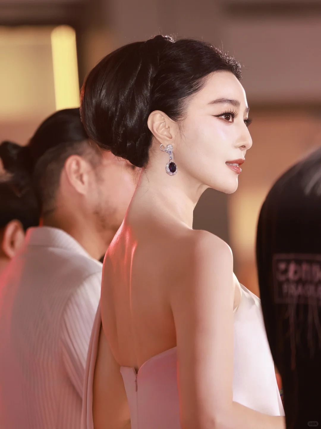 Phạm Băng Băng sang Th&aacute;i Lan b&aacute;n mặt nạ ở hội chợ, visual cam thường zoom đến đ&acirc;u hết hồn đến đ&oacute;- Ảnh 4.
