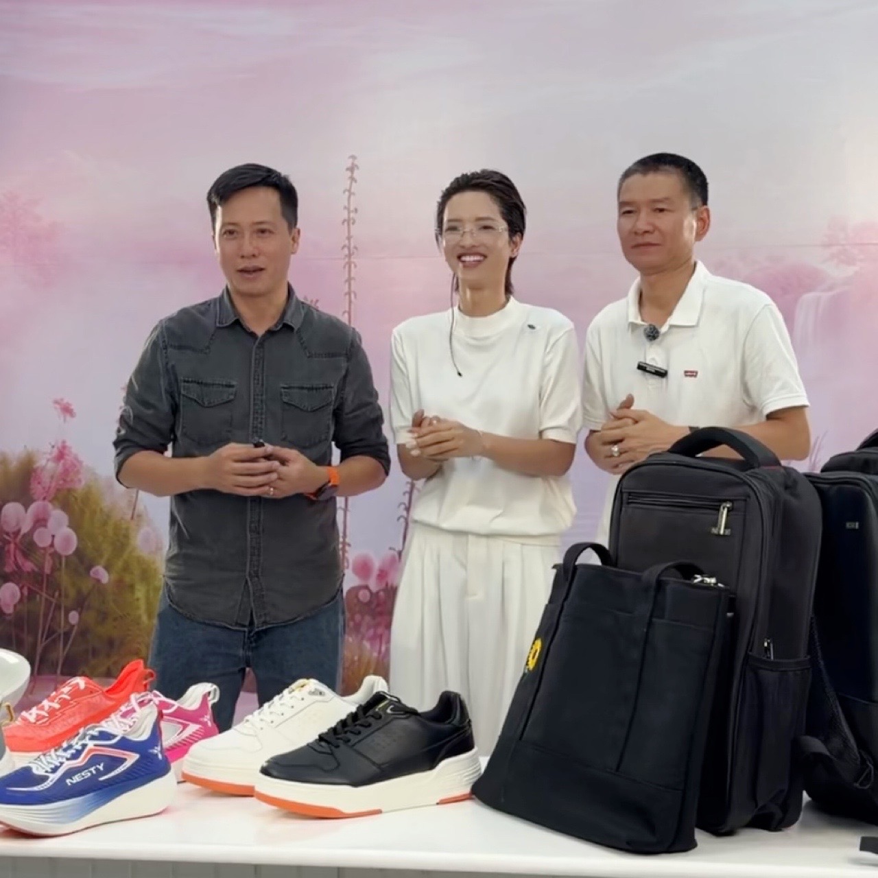 Hạnh Mikixi và hành trình “tiếp sức hoa mặt trời”: Khi livestream là để lan tỏa yêu thương - Ảnh 2.