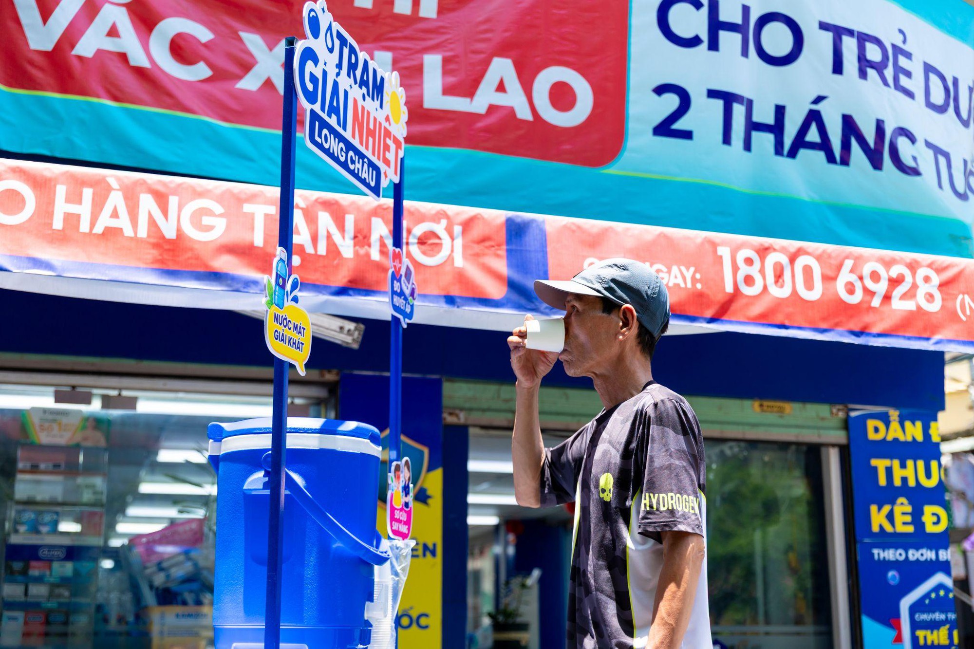 Nhà thuốc Long Châu mở hơn 1.000 trạm giải nhiệt, tiếp sức cộng đồng trong mùa nóng - Ảnh 1.