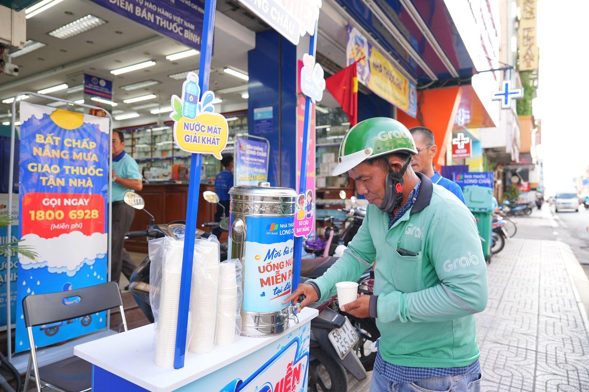 Nhà thuốc Long Châu mở hơn 1.000 trạm giải nhiệt, tiếp sức cộng đồng trong mùa nóng - Ảnh 5.