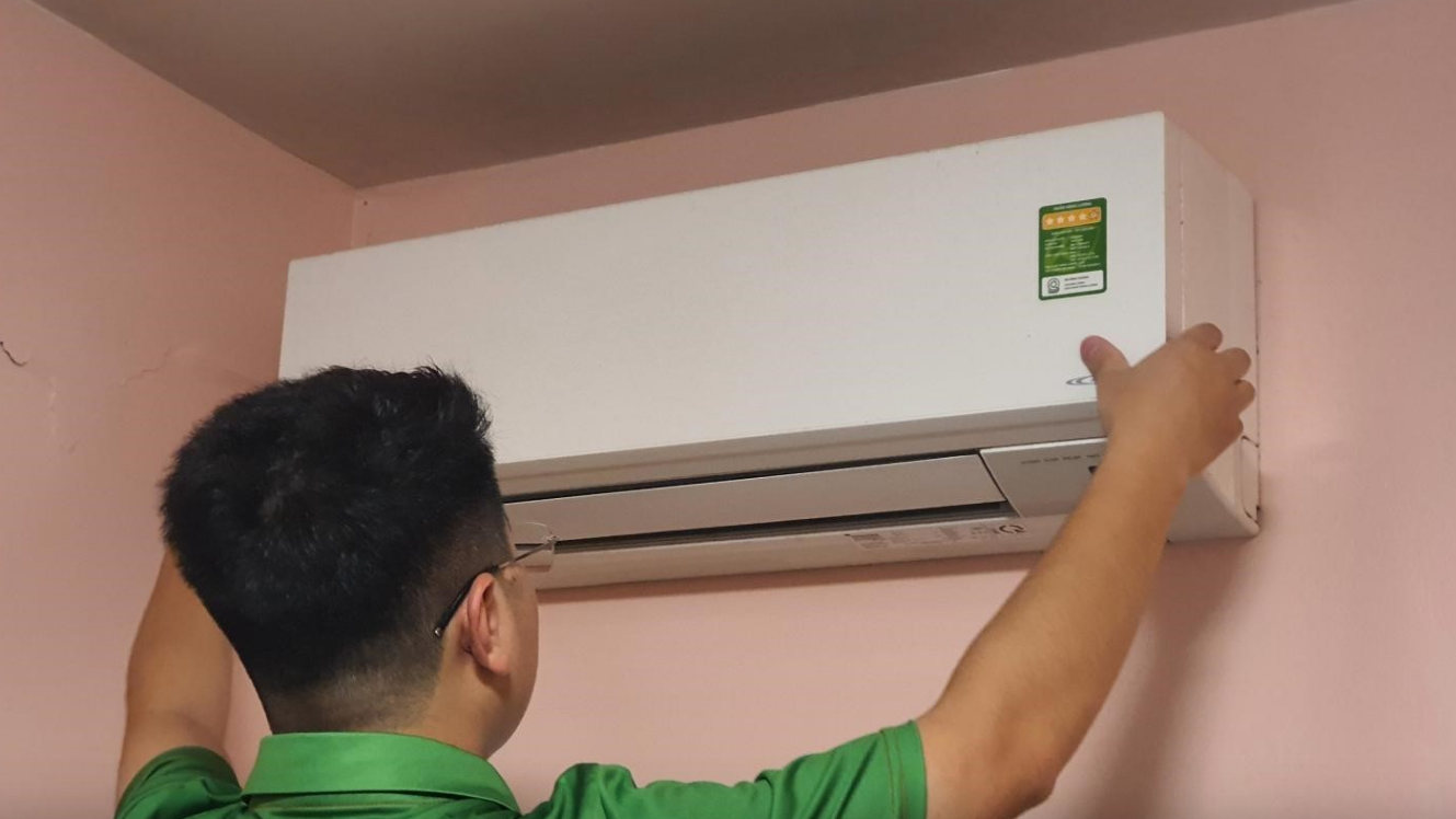 Cuộc gọi của anh thợ sửa điều hòa khiến bí mật của tôi bị lật tẩy, chồng đòi đuổi tôi ra khỏi nhà - Ảnh 1.