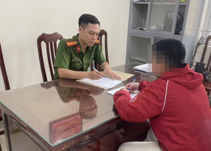 C&ocirc;ng an phường L&aacute;ng l&agrave;m việc với shipper h&agrave;nh hung kh&aacute;ch nữ tại H&agrave; Nội - Ảnh 1.