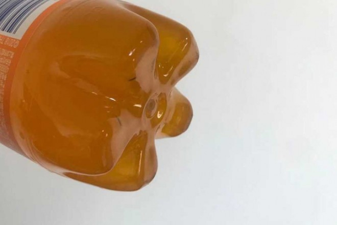 Tại sao đ&aacute;y chai nhựa thường lồi l&otilde;m v&agrave; c&oacute; 5 ch&acirc;n? - Ảnh 1.