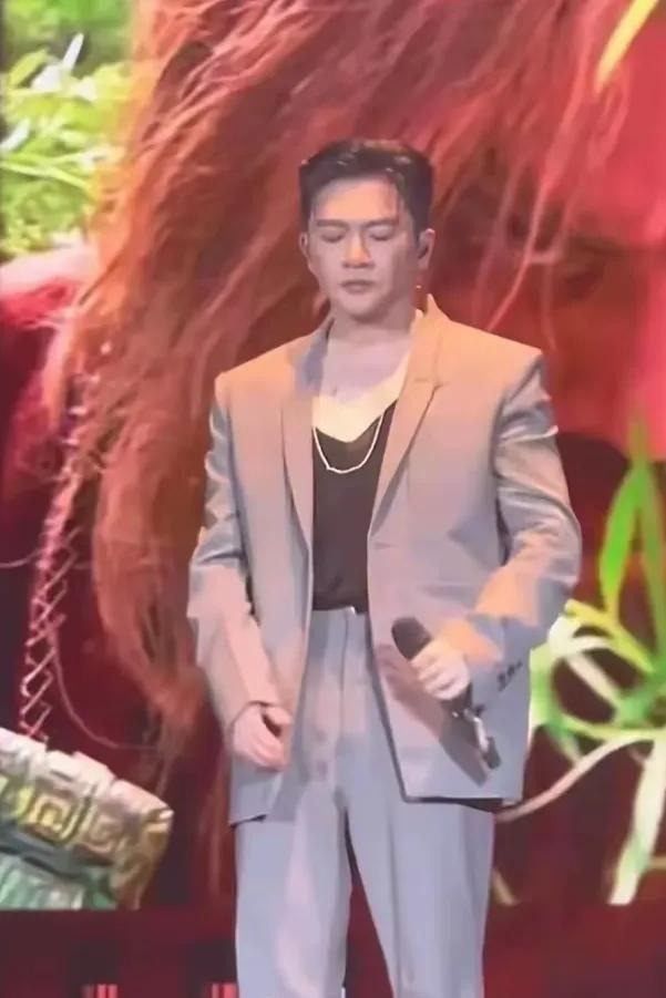 Ngoại h&igrave;nh g&acirc;y sốc tột độ của "Ngũ A Ca" T&ocirc; Hữu Bằng, nh&igrave;n m&aacute;i t&oacute;c bổ luống, đ&ocirc;i m&aacute; th&acirc;m x&igrave; m&agrave; cho&aacute;ng v&aacute;ng - Ảnh 6.