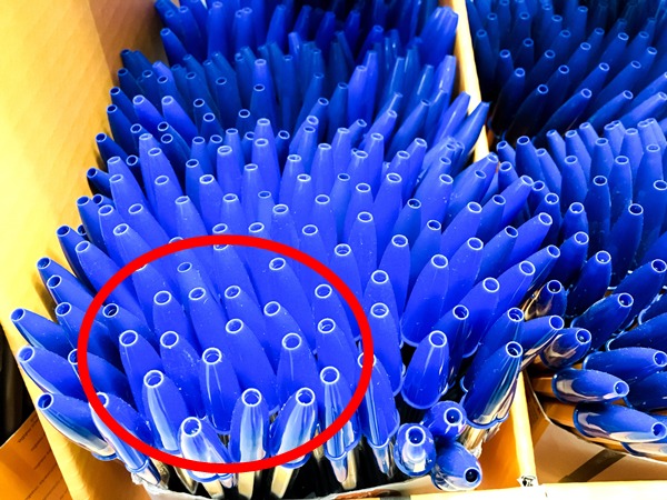 V&igrave; sao nắp b&uacute;t bi c&oacute; lỗ nhỏ? - Ảnh 2.