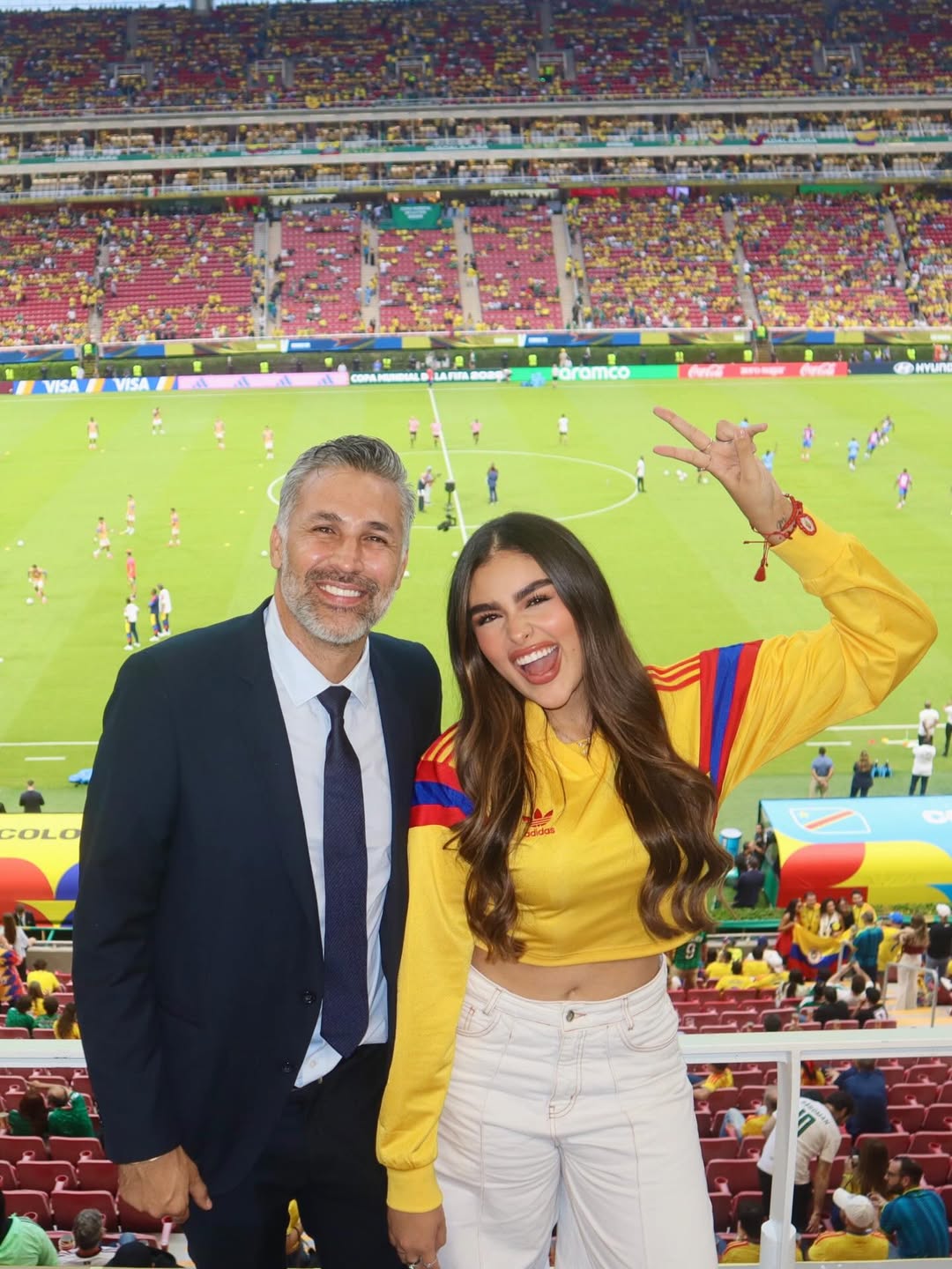C&ocirc; g&aacute;i bất ngờ hot rần rần ở World Cup, bị nghi l&agrave; "bạn g&aacute;i trẻ" của huyền thoại Colombia, sự thật được h&eacute; lộ  - Ảnh 1.