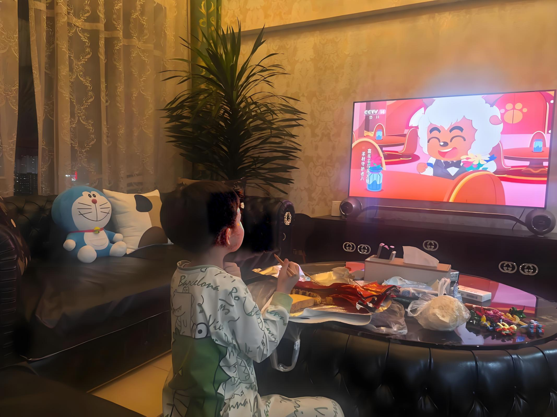 Ảnh hưởng của việc trẻ dưới 3 tuổi xem TV đến khả năng tập trung và ngôn ngữ - Ảnh 1.