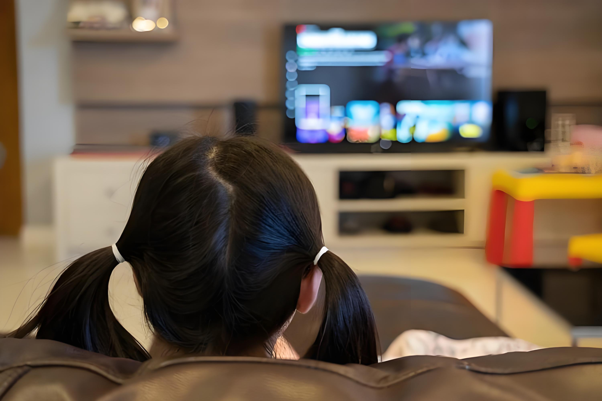Ảnh hưởng của việc trẻ dưới 3 tuổi xem TV đến khả năng tập trung và ngôn ngữ - Ảnh 2.
