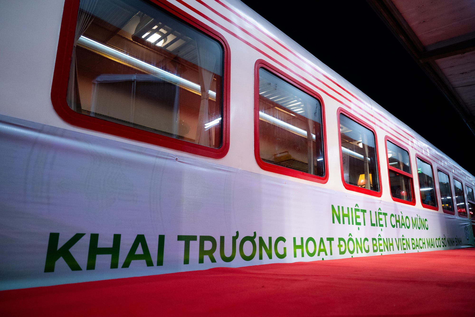 Điều đặc biệt s&aacute;ng nay: B&ecirc;n trong chuyến t&agrave;u đầu ti&ecirc;n đưa b&aacute;c sĩ Bệnh viện Bạch Mai từ H&agrave; Nội đến Ninh B&igrave;nh l&agrave;m việc - Ảnh 3.