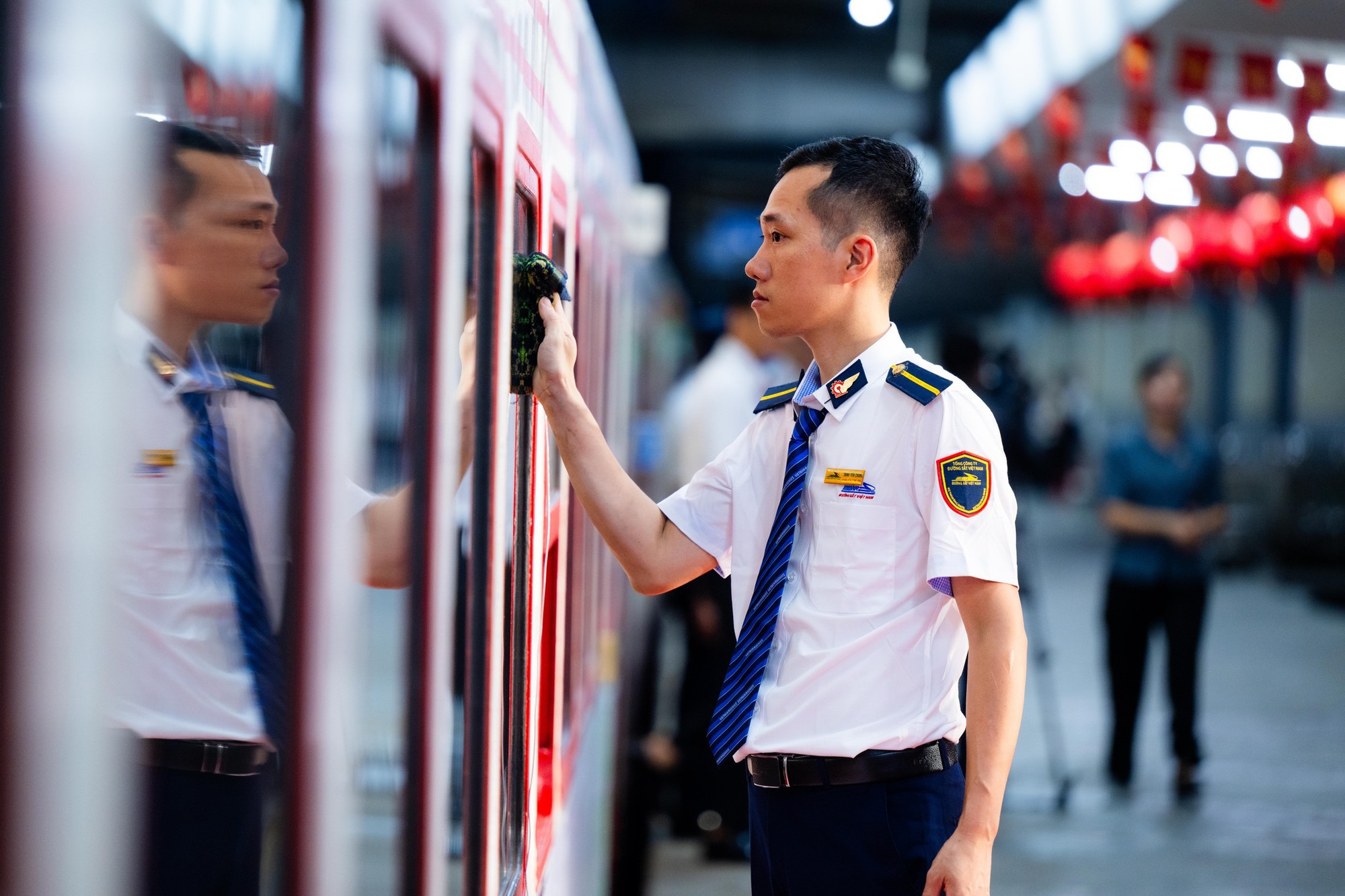Điều đặc biệt s&aacute;ng nay: B&ecirc;n trong chuyến t&agrave;u đầu ti&ecirc;n đưa b&aacute;c sĩ Bệnh viện Bạch Mai từ H&agrave; Nội đến Ninh B&igrave;nh l&agrave;m việc - Ảnh 2.