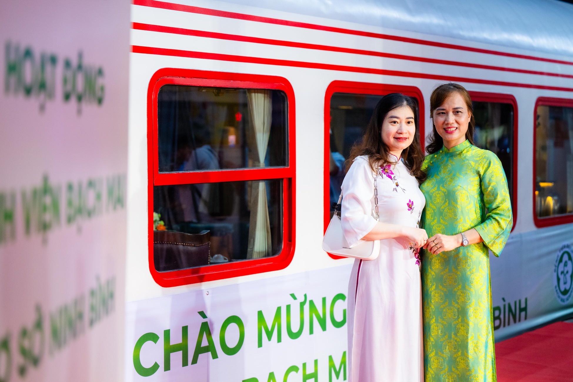 Điều đặc biệt s&aacute;ng nay: B&ecirc;n trong chuyến t&agrave;u đầu ti&ecirc;n đưa b&aacute;c sĩ Bệnh viện Bạch Mai từ H&agrave; Nội đến Ninh B&igrave;nh l&agrave;m việc - Ảnh 1.