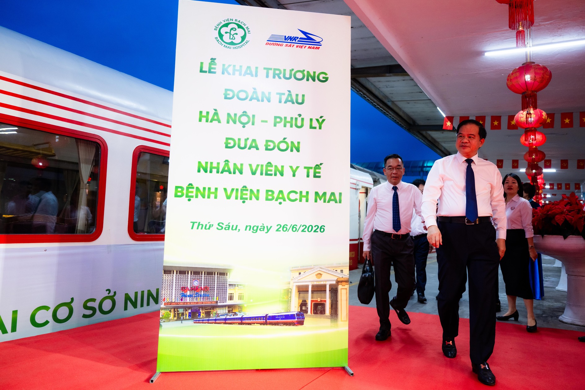 Điều đặc biệt s&aacute;ng nay: B&ecirc;n trong chuyến t&agrave;u đầu ti&ecirc;n đưa b&aacute;c sĩ Bệnh viện Bạch Mai từ H&agrave; Nội đến Ninh B&igrave;nh l&agrave;m việc - Ảnh 14.