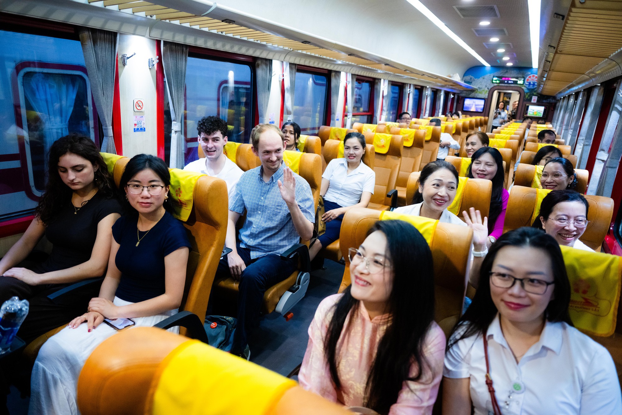 Điều đặc biệt s&aacute;ng nay: B&ecirc;n trong chuyến t&agrave;u đầu ti&ecirc;n đưa b&aacute;c sĩ Bệnh viện Bạch Mai từ H&agrave; Nội đến Ninh B&igrave;nh l&agrave;m việc - Ảnh 6.