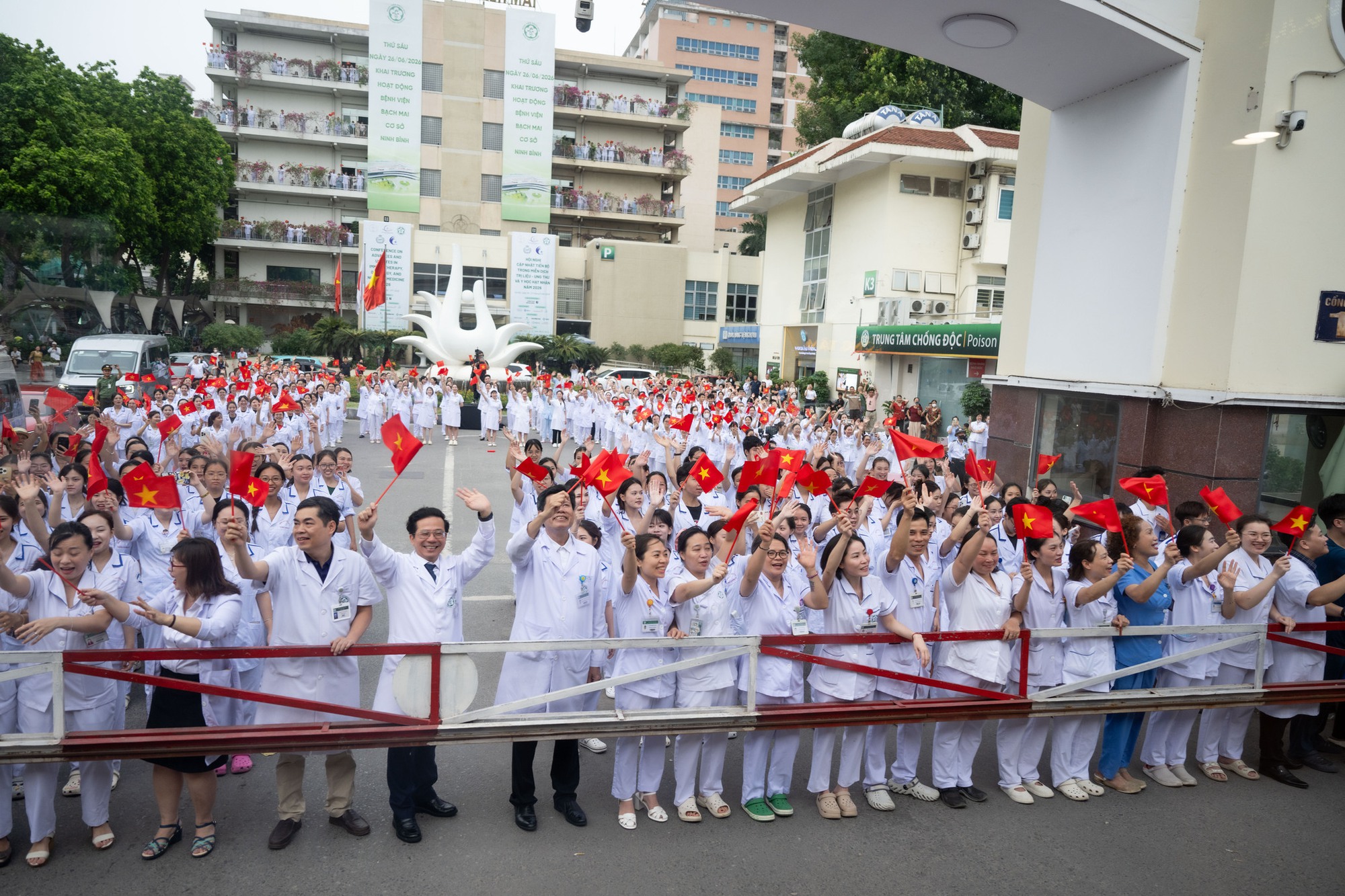 Điều đặc biệt s&aacute;ng nay: B&ecirc;n trong chuyến t&agrave;u đầu ti&ecirc;n đưa b&aacute;c sĩ Bệnh viện Bạch Mai từ H&agrave; Nội đến Ninh B&igrave;nh l&agrave;m việc - Ảnh 15.