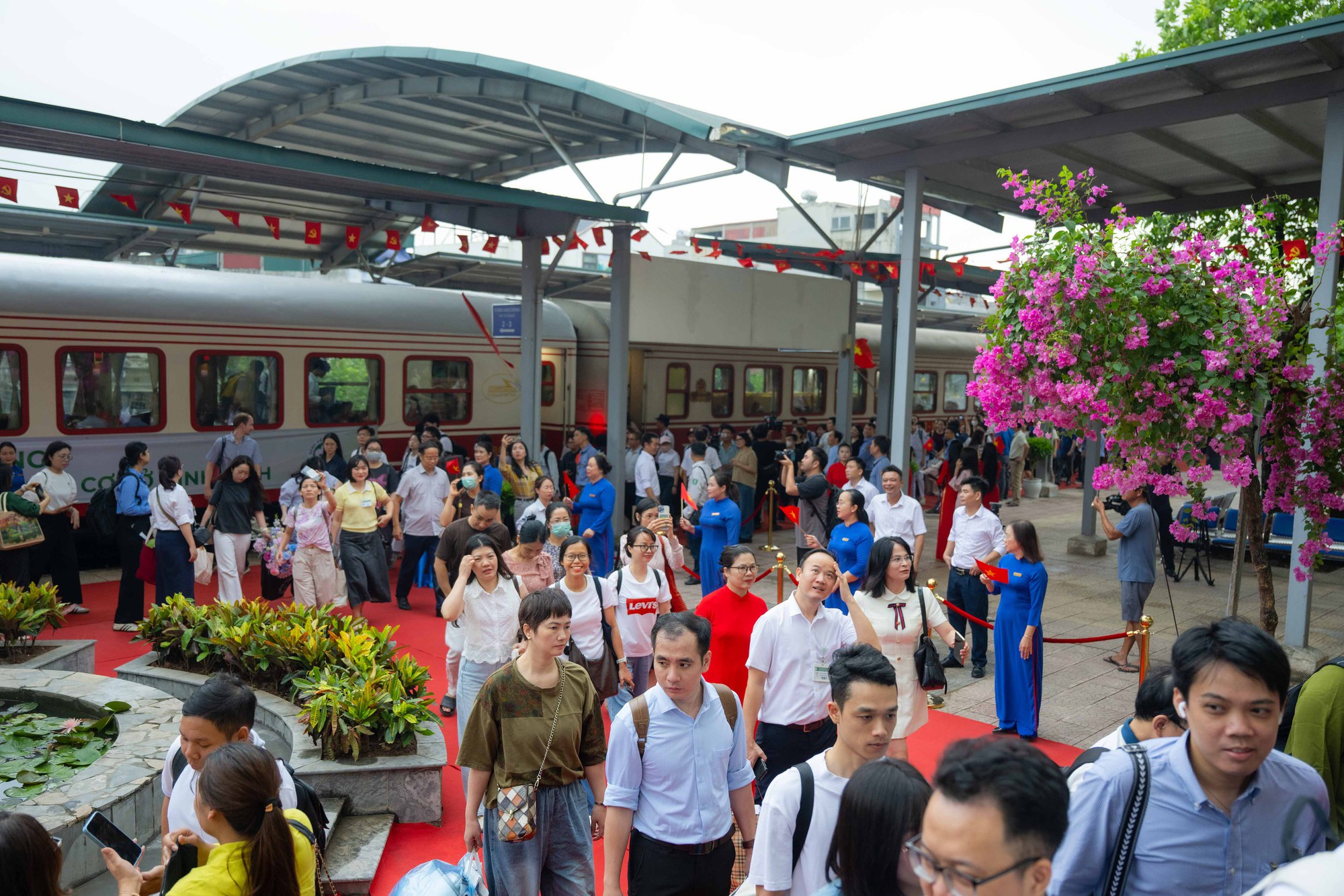 Điều đặc biệt s&aacute;ng nay: B&ecirc;n trong chuyến t&agrave;u đầu ti&ecirc;n đưa b&aacute;c sĩ Bệnh viện Bạch Mai từ H&agrave; Nội đến Ninh B&igrave;nh l&agrave;m việc - Ảnh 18.