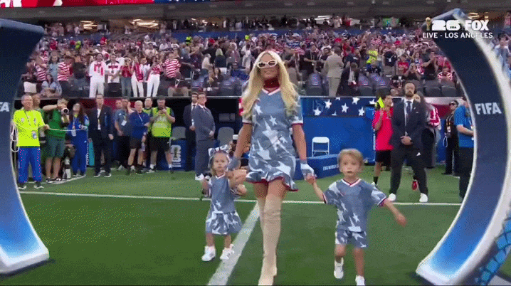Cả "dải ng&acirc;n h&agrave;" tại trận Mỹ - Thổ Nhĩ Kỳ: Brad Pitt đầy phong độ, Paris Hilton định nghĩa lại kh&aacute;i niệm "giao b&oacute;ng"- Ảnh 1.