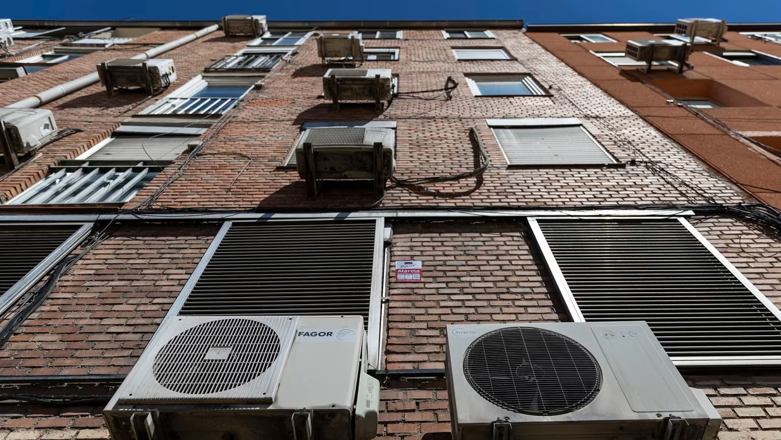 Nắng n&oacute;ng 40&deg;C buộc ch&acirc;u &Acirc;u l&agrave;m điều họ từng n&eacute; tr&aacute;nh suốt nhiều thập kỷ - Ảnh 1.