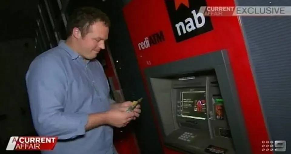 Người đ&agrave;n &ocirc;ng ti&ecirc;u 34 tỷ đồng nhờ lỗ hổng ATM rồi ra đầu th&uacute; - Ảnh 1.