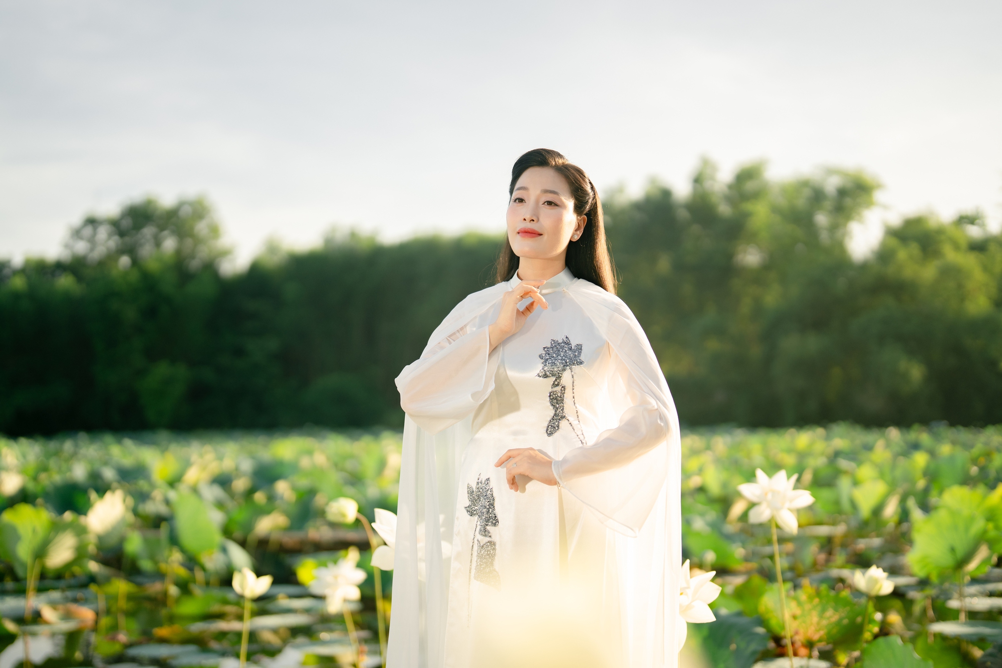Huyền Trang Sao Mai ra mắt MV "Em l&agrave; c&ocirc; g&aacute;i Việt Nam" đ&uacute;ng sinh nhật tuổi 36 - Ảnh 1.