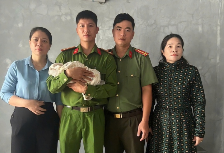 Bé trai bị bỏ rơi 3 ngày tuổi ở Quảng Trị được mẹ nhận lại sau vận động của Công an - Ảnh 1.
