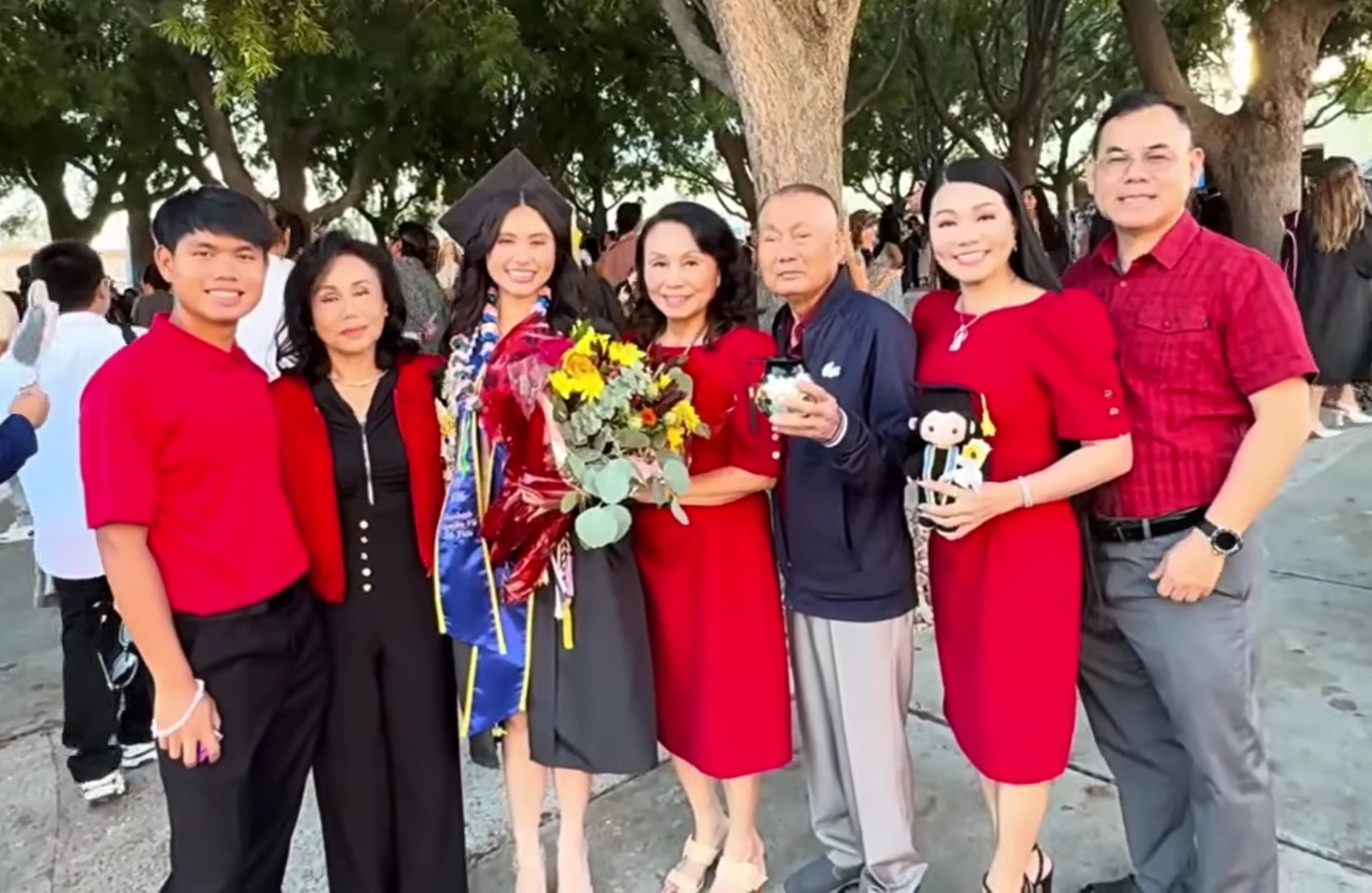 Con g&aacute;i NSƯT Ngọc Huyền tốt nghiệp đại học ở Mỹ, danh ca Thanh Tuyền cũng c&oacute; mặt- Ảnh 2.