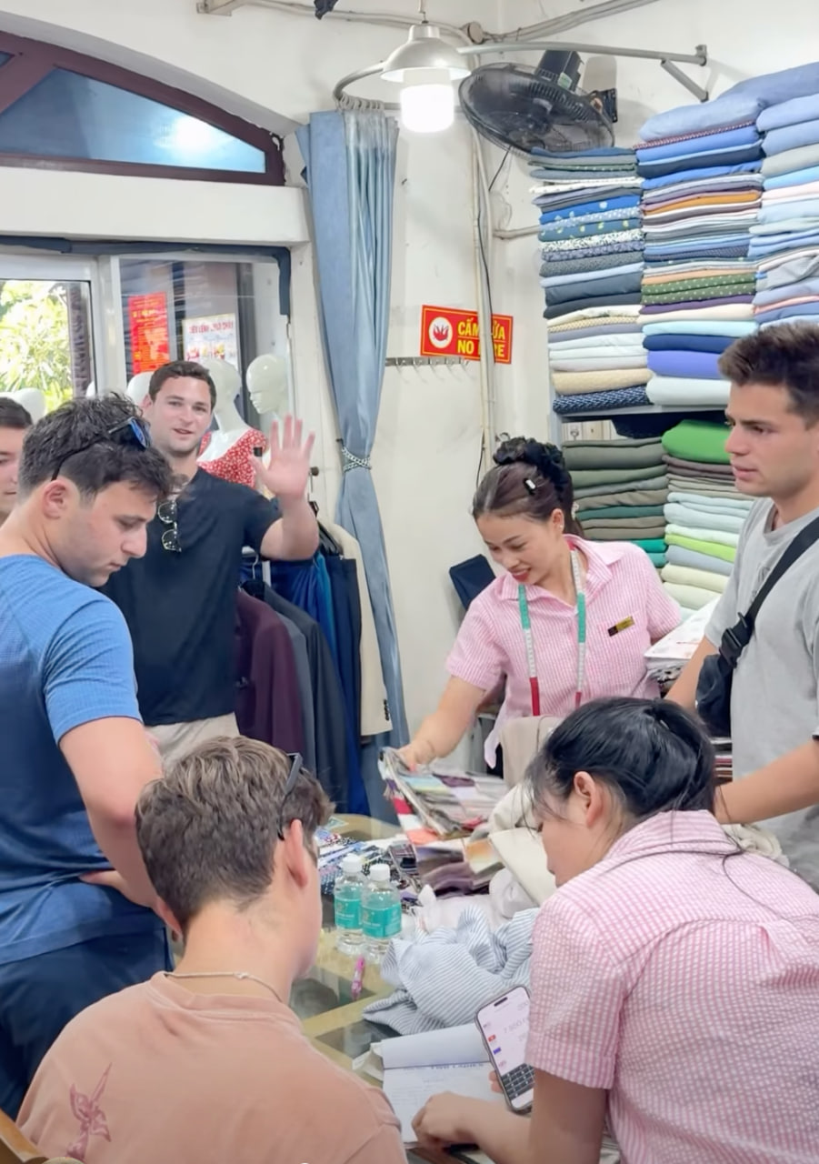 Kh&aacute;ch T&acirc;y đổ về Hội An chờ may đồ: Trải nghiệm độc đ&aacute;o - Ảnh 9.