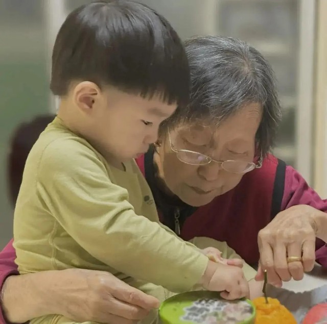V&igrave; sao ng&agrave;y c&agrave;ng nhiều gia đ&igrave;nh chọn b&agrave; ngọai chăm ch&aacute;u? - Ảnh 3.