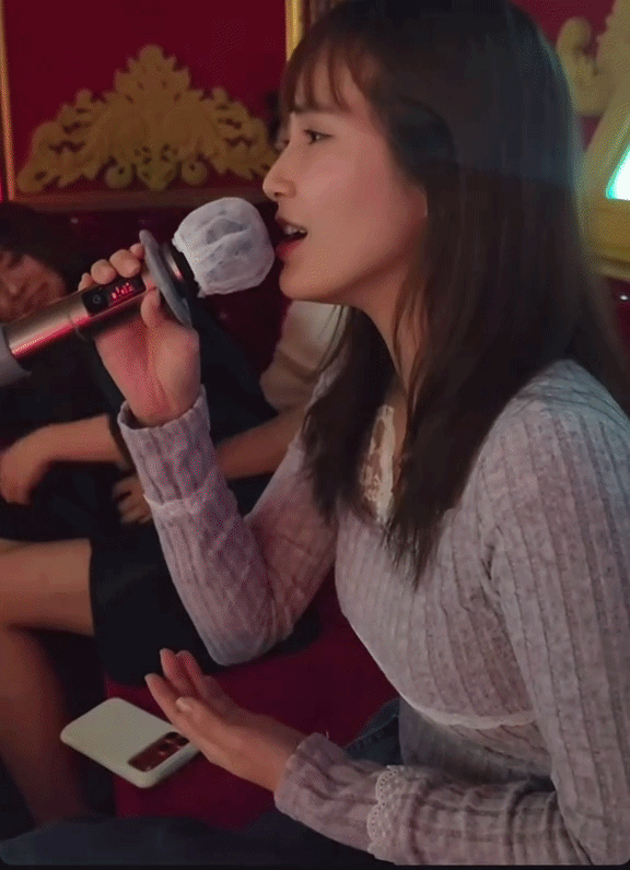 1 mỹ nam lộ cảnh &ocirc;m chị đẹp hơn 7 tuổi trong qu&aacute;n karaoke dấy l&ecirc;n nghi vấn "phim giả t&igrave;nh thật" - Ảnh 1.
