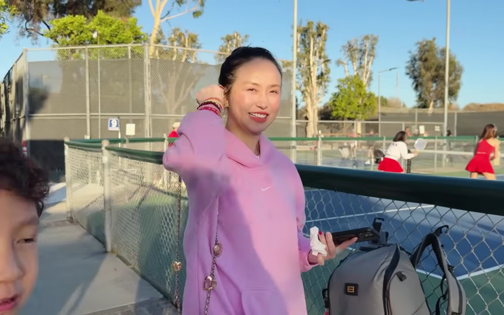Vợ Tuấn Hưng sang Mỹ, một nữ danh h&agrave;i gặp ở s&acirc;n  pickle ball phải thốt l&ecirc;n: "Xinh lắm"- Ảnh 2.
