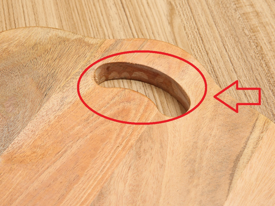 V&igrave; sao thớt c&oacute; lỗ khuyết? Kh&aacute;m ph&aacute; tiện &iacute;ch bất ngờ trong căn bếp - Ảnh 1.