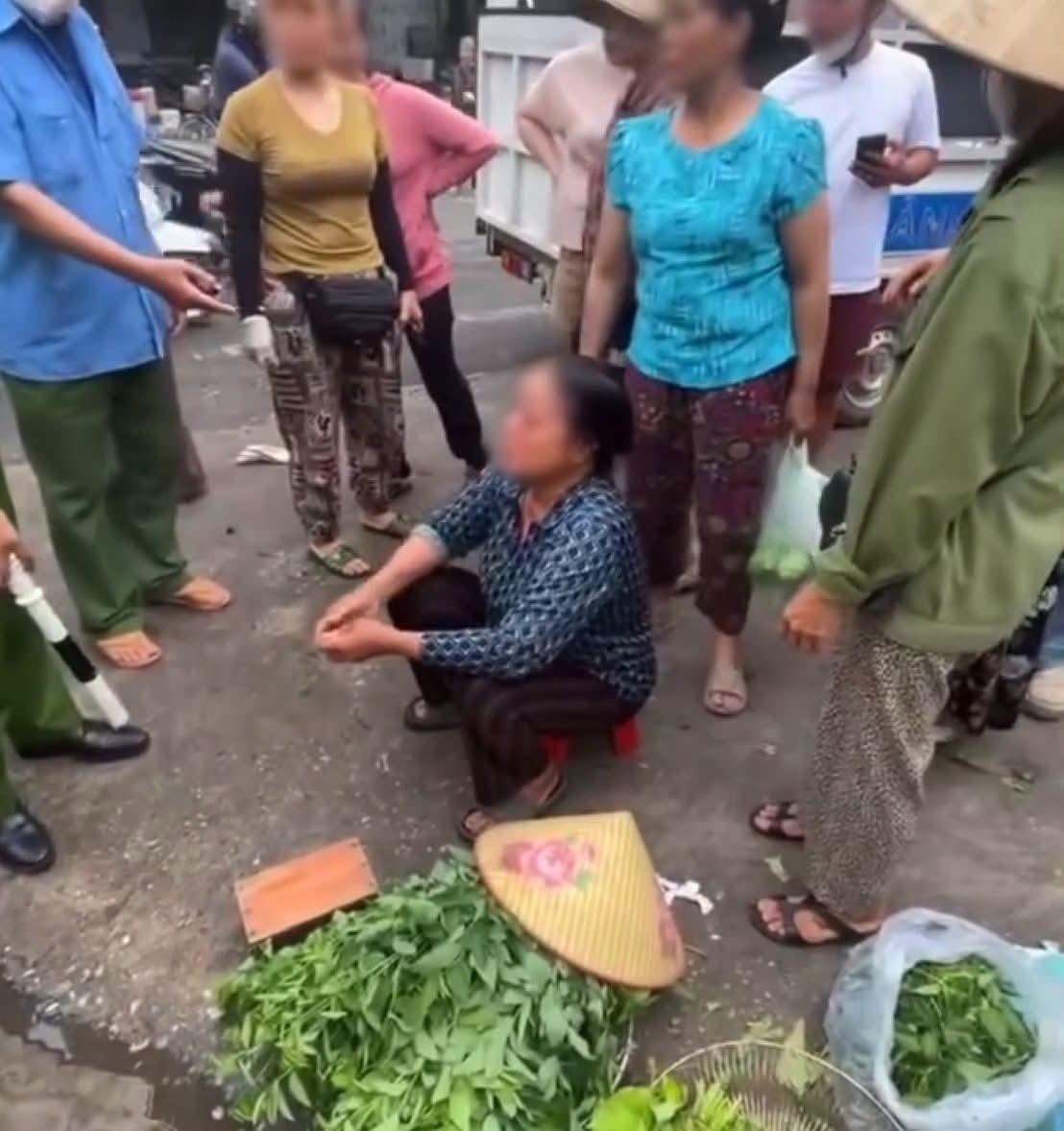 Khởi tố người phụ nữ d&ugrave;ng v&ograve;i rửa xe cao &aacute;p xịt v&agrave;o chảy mắt b&agrave; b&aacute;n rau - Ảnh 3.