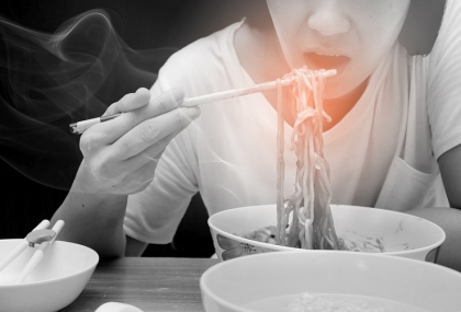 Ăn m&oacute;n cay trước giờ biểu diễn, nữ ca sĩ 24 tuổi vừa h&aacute;t vừa chảy nước miếng, nấc li&ecirc;n tục: Chuy&ecirc;n gia chỉ ra 6 thực phẩm "giải cay" hiệu quả hơn uống nước- Ảnh 2.