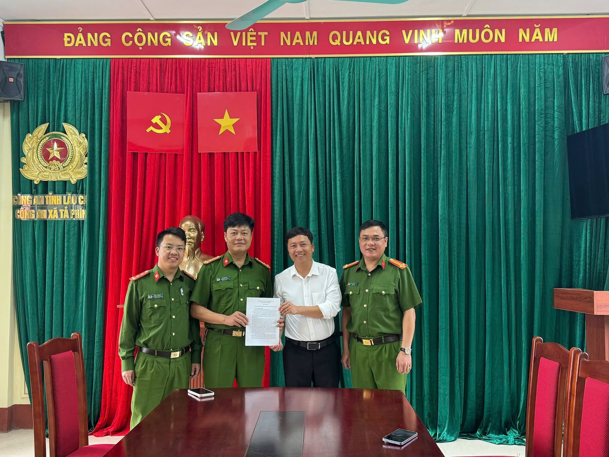 Chuyển khoản nhầm 500 triệu đồng tại TP . HCM , &ocirc;ng Trần Ch&iacute; Th&agrave;nh nhận lại tiền từ C&ocirc;ng an - Ảnh 1.