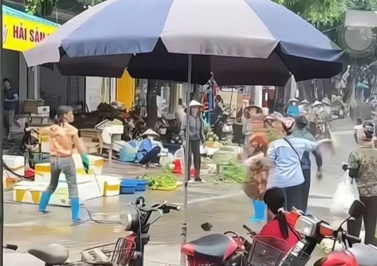 Khởi tố người phụ nữ d&ugrave;ng v&ograve;i rửa xe cao &aacute;p xịt v&agrave;o chảy mắt b&agrave; b&aacute;n rau - Ảnh 2.