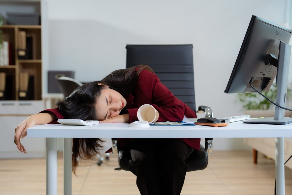 Ăn xong chỉ muốn ngủ gục? B&aacute;c sĩ giải m&atilde; hiện tượng "say tinh bột" đang g&acirc;y sốt mạng x&atilde; hội, 3 nh&oacute;m thực phẩm dễ khiến bạn mệt lả sau bữa ăn- Ảnh 1.